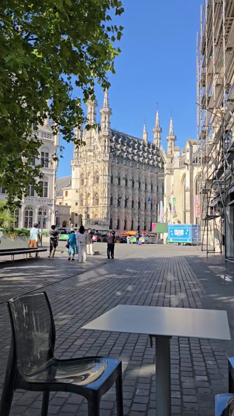 Het terras van Le Graal met zicht op het stadhuis van Leuven